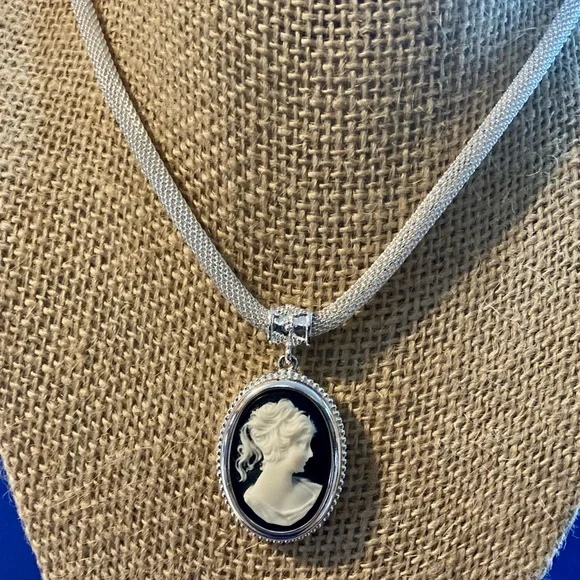 NWOT 1928 CLASSIC COLLECTION SIGNATURE BLACK FROST CAMEO PENDANT